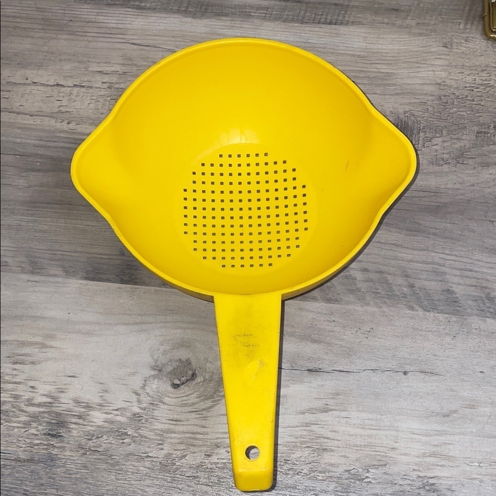 Tupperware colander strainer vintage yellow 1 quart double spout handle 1970s
